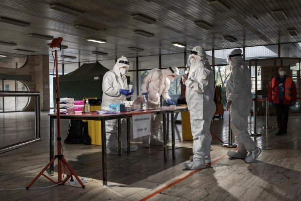 Plošné testovanie nevzalo Slovensko hrobárovi z lopaty