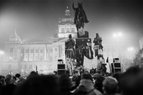 O koncoch a začiatkoch: Tri poznámky na prahu novembra