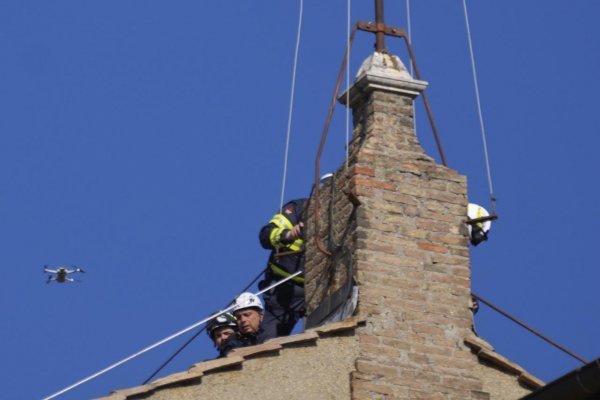 Na streche Sixtínskej kaplnky vztýčili komín, ktorým oznámia zvolenie pápeža