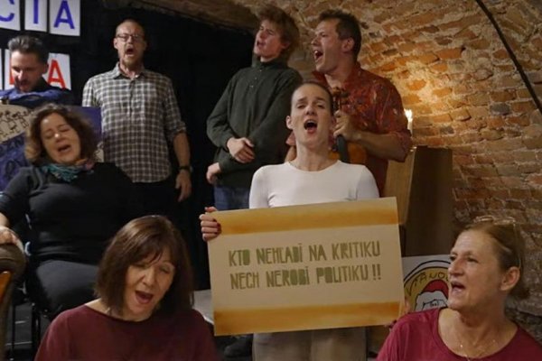 Muzička a priatelia nahrali pieseň k 17. novembru