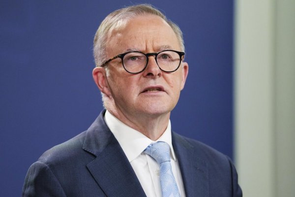 Bývalý austrálsky premiér dosadenie samého seba na ministerské posty obhajuje