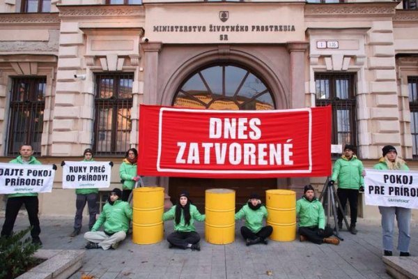 Aktivisti z Greenpeace zablokovali vchod MŽP, Taraba avizuje trestné oznámenia
