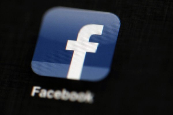 Facebook by se měl vypořádat s šířením zhoubných zpráv