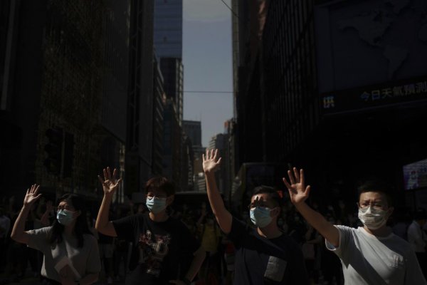 Správkyňa Lamová oznámila zákaz nosenia masiek počas demonštrácií v Hong Kongu