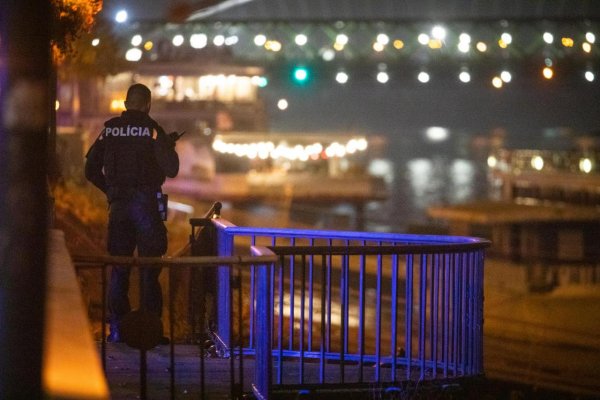 Polícia po strelcovi stále pátra, v Bratislave sú bezpečnostné opatrenia