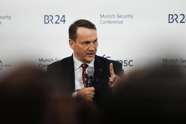 Sikorski: Maďarsko s organizáciou Ordo Iuris radia vláde USA ako rozložiť Európu