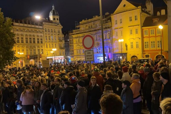 Demonštranti sa včera večer pokúsili násilím vniknúť do Poslaneckej snemovne Parlamentu ČR