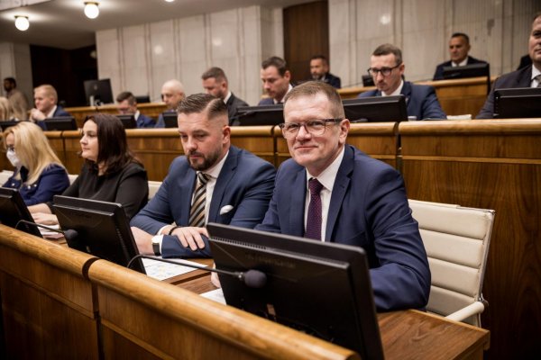 Pellegrini vymenoval nových veľvyslancov, sú medzi nimi aj Radačovský a Kmec