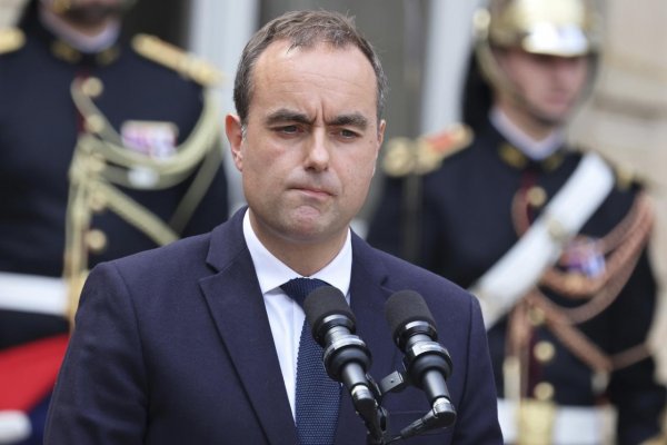 Nový francúzsky premiér upúšťa od rušenia dvoch štátnych sviatkov