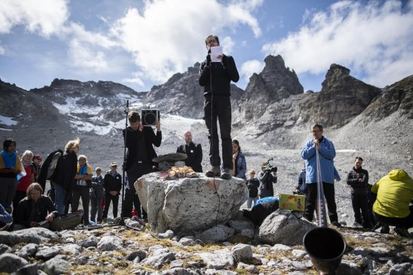 Vo Švajčiarsku sa uskutočnil smútočný pochod na pamiatku rozpusteného ľadovca