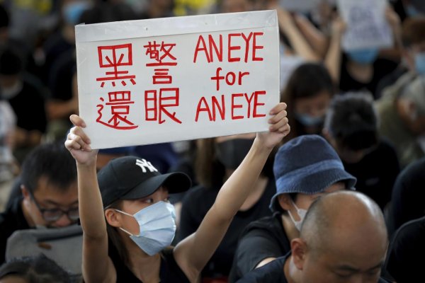 Letisko v Hongkongu zrušilo kvôli protestom všetky odlety