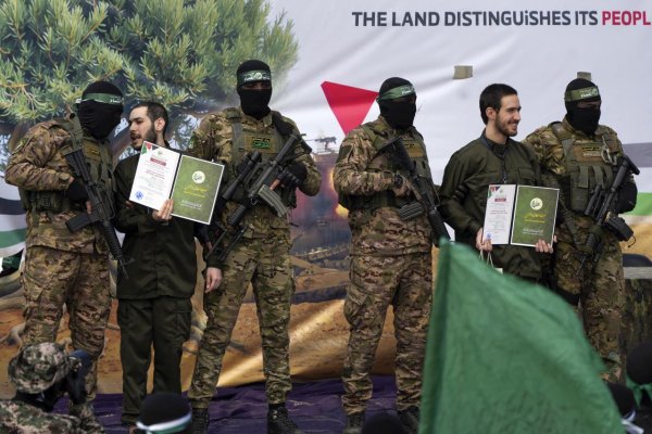 Hamas odovzdal Červenému krížu ďalších troch rukojemníkov