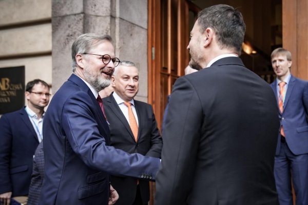 Vláda českého premiéra Fialu pokračuje, poslanci jej nedôveru nevyslovili