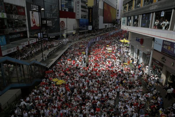 Proti zmenám v trestnom zákone protestujú v Hongkongu státisíce ľudí