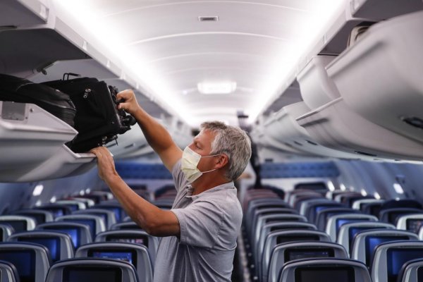 EÚ uvoľňuje pravidlá týkajúce sa rúšok na letiskách a v lietadlách
