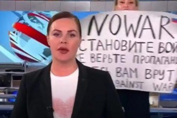 Havlovu cenu dostala ruská novinárka, ktorá protestovala v živom vysielaní