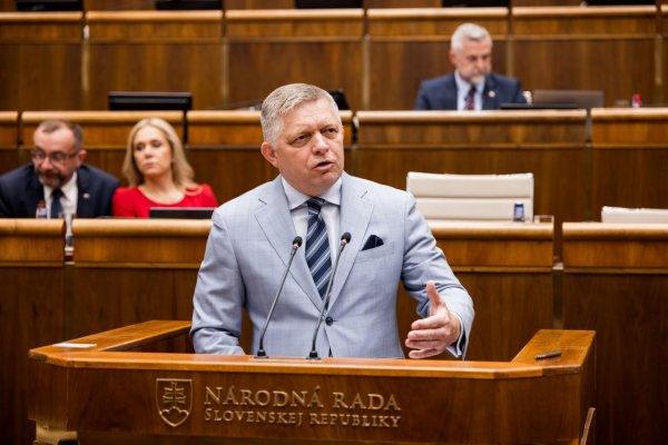 Politológ: Ficove vyjadrenia o neutralite Slovenska sú demagógiou a šírením strachu