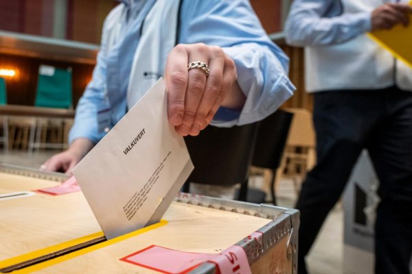 Predbežné výsledky volieb vo Švédsku ukazujú tesný náskok opozície pred vládou