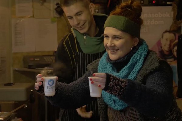 Na bratislavských vianočných trhoch sa rozdávali dvojité porcie