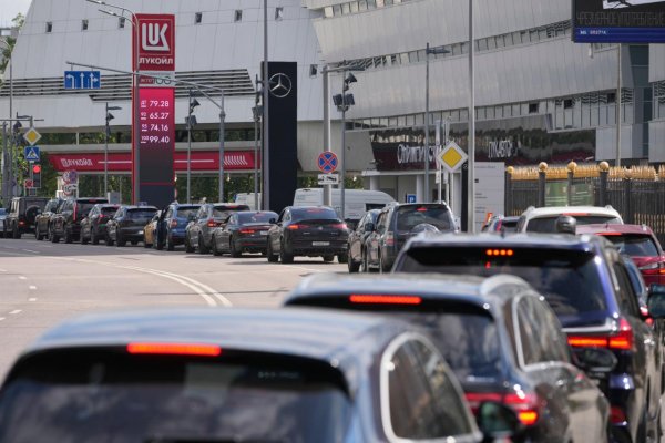 Kvôli radom na čerpacích staniciach sa v Moskve zhoršili dopravné zápchy