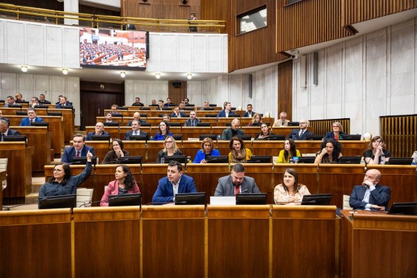 Voľby by v júni vyhralo PS, nasleduje Smer-SD a Republika