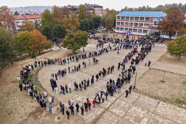 Srbské predčasné parlamentné voľby sprevádza vysoká účasť