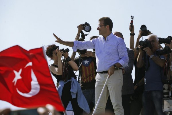 V opakovaných voľbách v Istanbule bol znovuzvolený opozičný kandidát