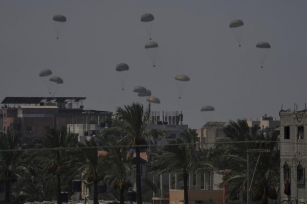 Nemecké vojenské lietadlá začali zhadzovať humanitárnu pomoc nad Pásmom Gazy