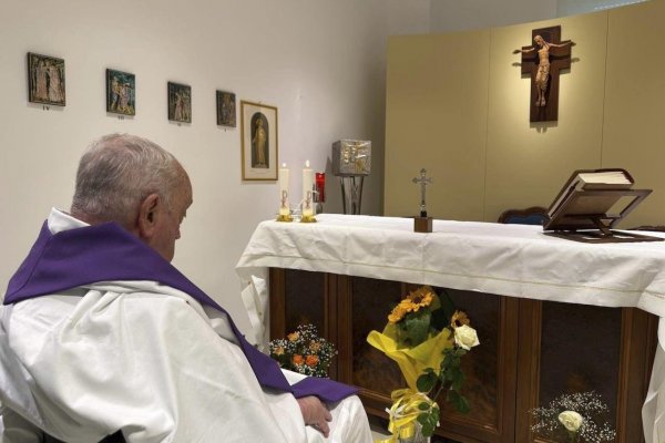 Vatikán zverejnil prvú fotografiu pápeža od hospitalizácie