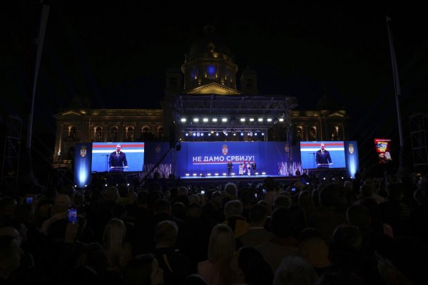 Na podporu prezidenta Vučiča sa zhromaždili tisíce ľudí, prevažne dôchodcov