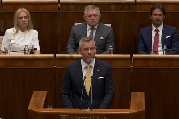 Pellegrini je sklamaný z odmietavých postojov opozície, vyzýva na ich koniec