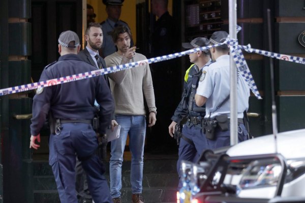 Muž útočil v centre Sydney nožom, kričal pri tom Alláhu Akbar
