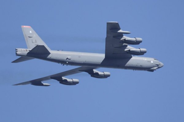 Bombardér B-52 sa zrútil po štarte zo základne v Kalifornii, zahynulo zrejme 8 ľudí