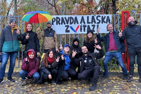 Banner s heslom „Pravda a láska zvíťazí“ zmizol spred SIS. Aktivisti vyvesili nový