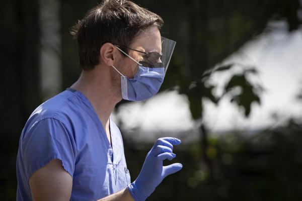 Rezort českého zdravotníctva vydal nariadenie, ktorým od septembra zavádza rúška