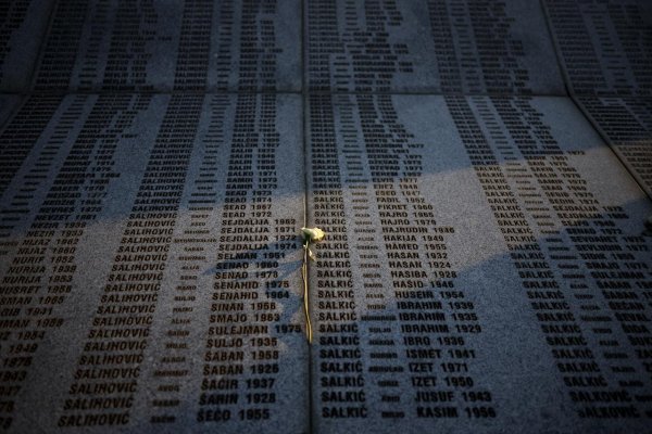 Tisíce ľudí si pripomínajú 31. výročie genocídy v Srebrenici