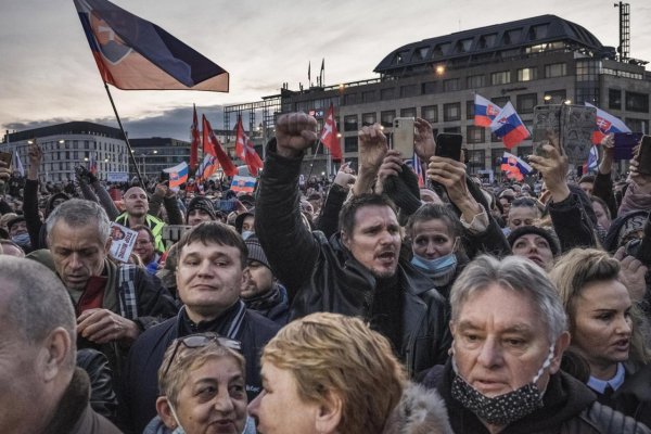 Vulgarizmy a kotlebovci na tribúne. Takto vyzeral 17. november v uliciach Bratislavy (fototéma)