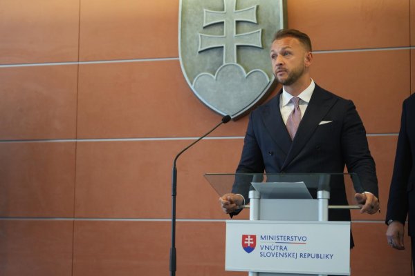 SaS vyzýva Šutaja Eštoka na ukončenie predraženého tendra na počítače