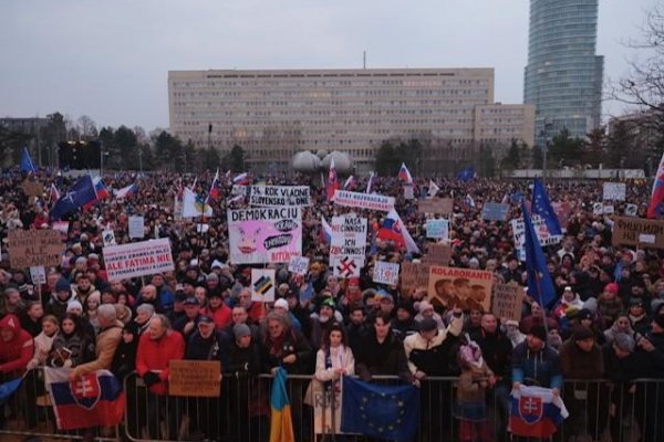 Desaťtisíce ľudí v uliciach premiéra opäť vyzvali na demisiu 