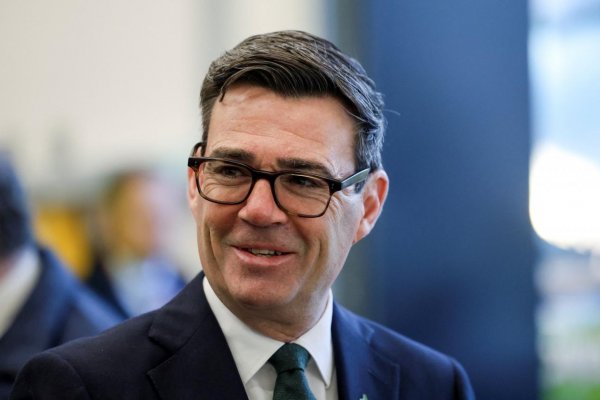 Britský premiér Burnham vyzval na otvorenú diskusiu o voľnom pohybe osôb medzi Britániou a EÚ