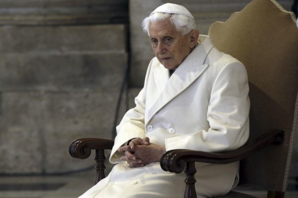 Emeritný pápež Benedikt prosí obete sexuálneho násilia o odpustenie, osobné zlyhanie odmieta