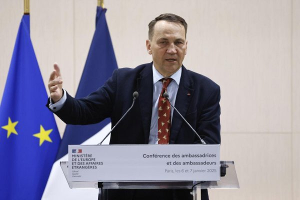 Poľský minister Sikorski varuje pred ruskými útokmi v Európe