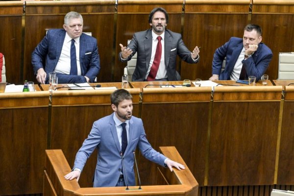 Progresívne Slovensko plánuje zvolať mimoriadnu schôdzu na zrušenie transakčnej dane