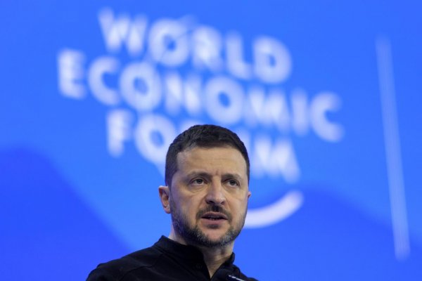 Zelenskyj v Davose: Putin chce zredukovať našu armádu o 80%, ale je schopný prísť s 10-krát väčším vojskom