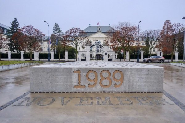 Na námestí slobody stoji nový pamätník Nežnej revolúcie