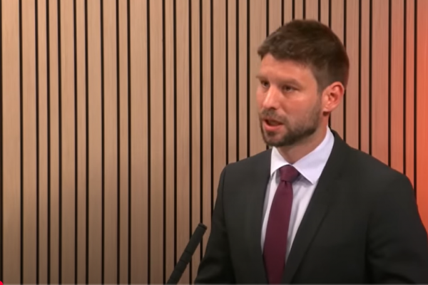 Šimečka u Braňa Závodského: Čiastočné zrušenie transakčnej dane je prehra Roberta Fica a víťazstvo zdravého rozumu