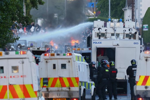 Severoírska polícia použila vodné delá počas druhého dňa protestov