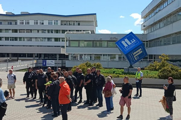 Premiér sa zo zranení, ktoré utrpel pri vlaňajšom atentáte, liečil vyše 42 dní