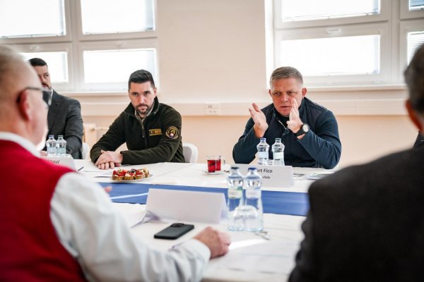 Transparency International: Fico rozdáva peniaze z rezervy spriazneným starostom