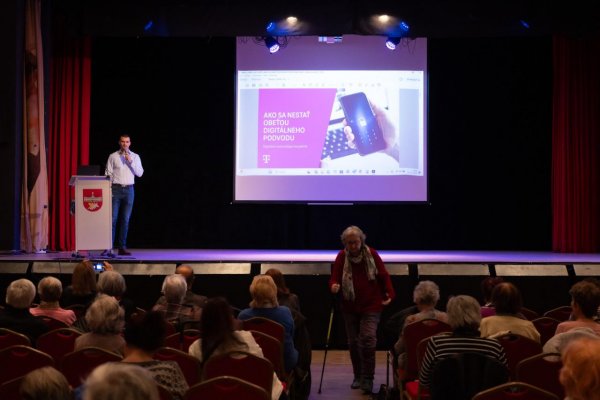 Telekom pomáha seniorom zvládnuť digitálny svet: vyčlení na to 65 000 eur 